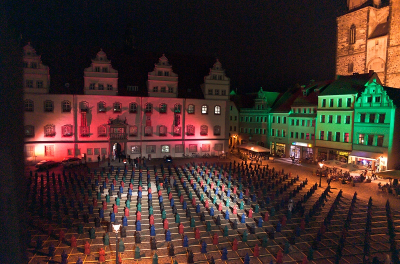 Nachtaufnahme Martin Luther Installation in Wittenberg 2010 von Ottmar Hörl
