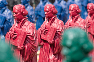Innerhalb der Martin Luther Installation in Wittenberg 2010 von Ottmar Hörl
